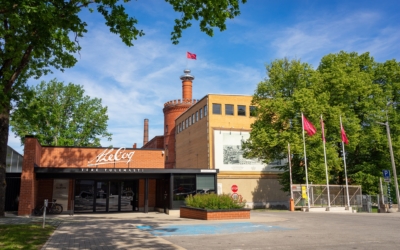 Muuseumi sissepääs ja linnasetorn_autorit ei tea