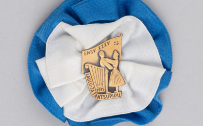 Tartu linnamuuseum. ENSV XXXV laulu-ja tantsupeo rinnamärk rosetiga