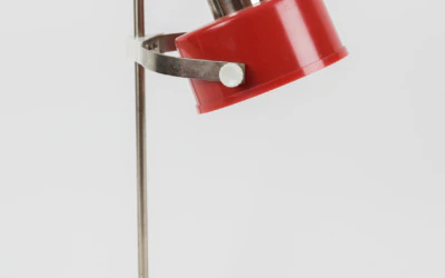 ETDM_Estoplasti klassika - punase kupliga laualamp. Disan Laine Linnas